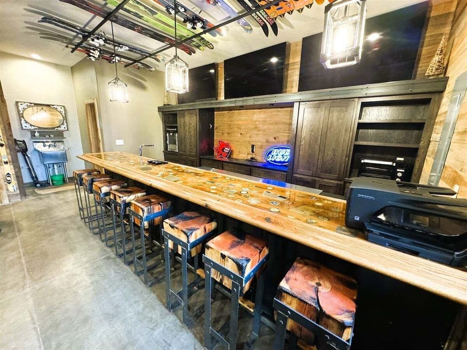 Garage Bar, Arcade Game, Wood-burning fireplace