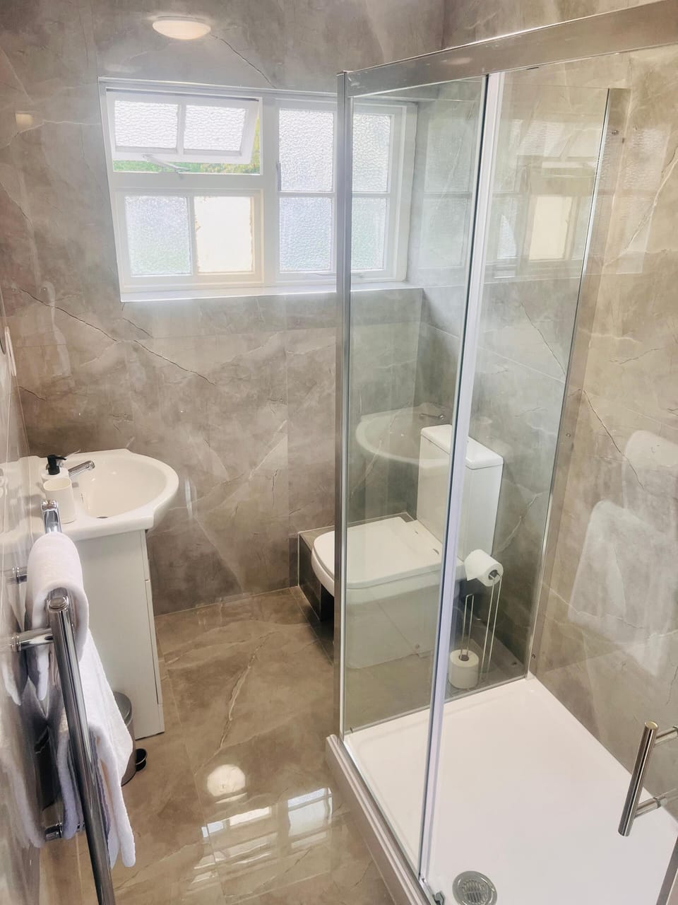 Comfort Double Room | Bathroom | Shower, towels, shampoo, toilet paper