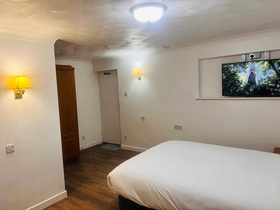 Comfort Double Room | Desk, iron/ironing board, free WiFi