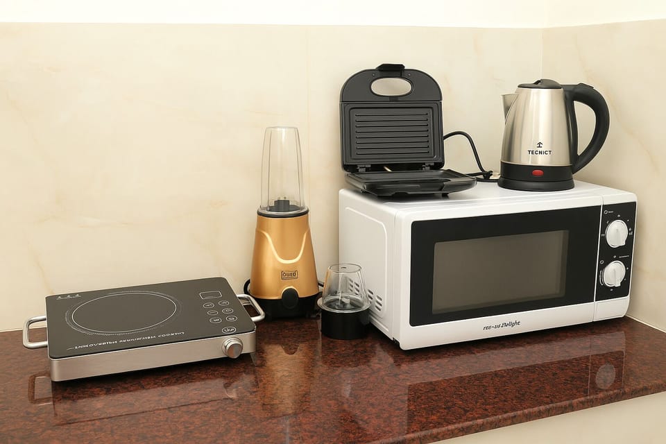 Deluxe Studio | Private kitchen | Full-size fridge, cookware/dishes/utensils