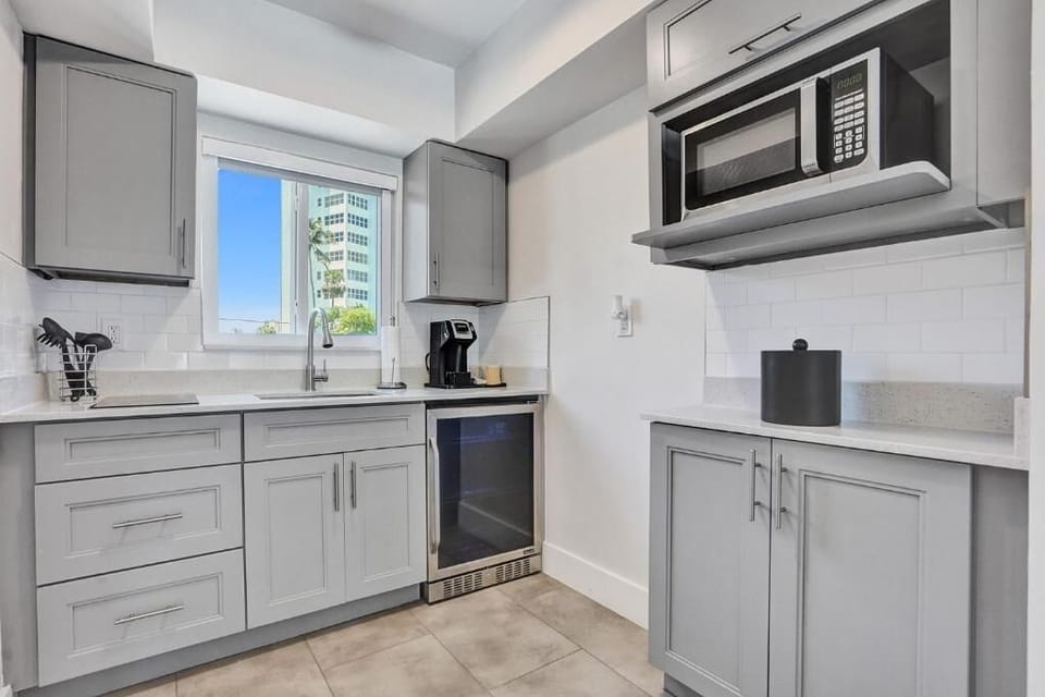 Cook with ease in a bright, modern, fully equipped kitchen.