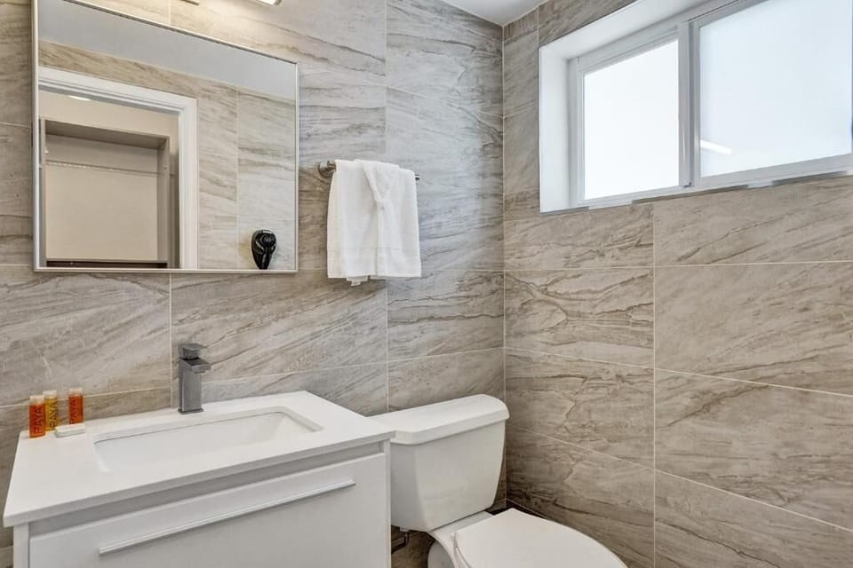 Start fresh in a spotless, sunlit bath with plush towels.