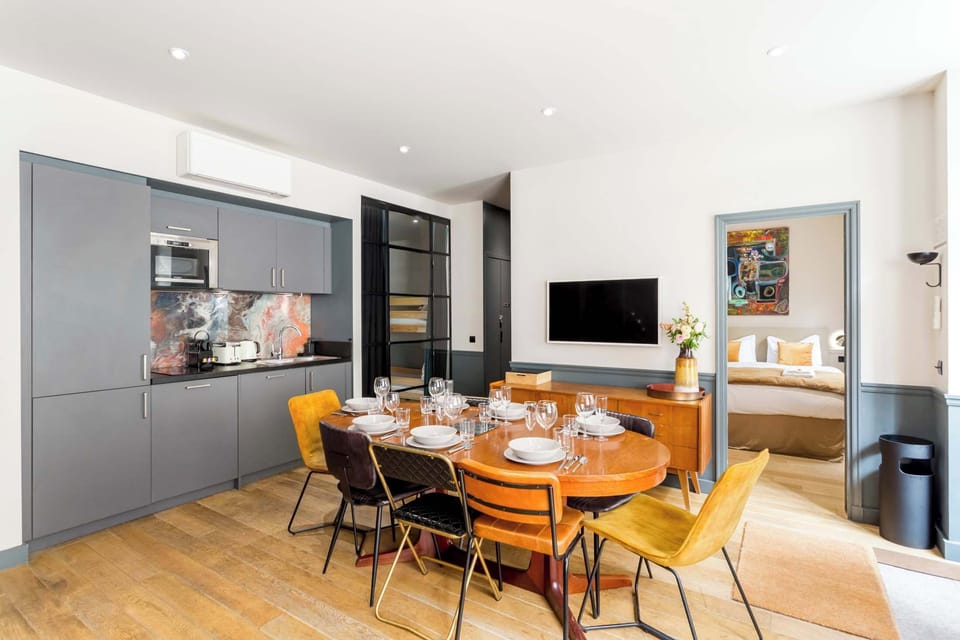 salle à manger avec cuisine ouverte