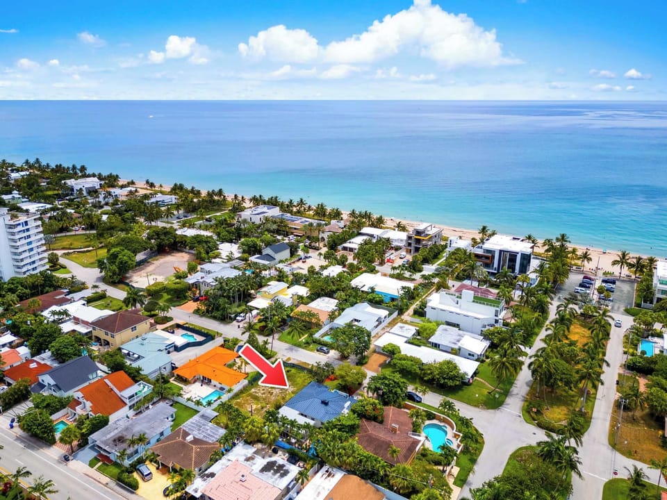 The neighbourhood and the ocean from above.