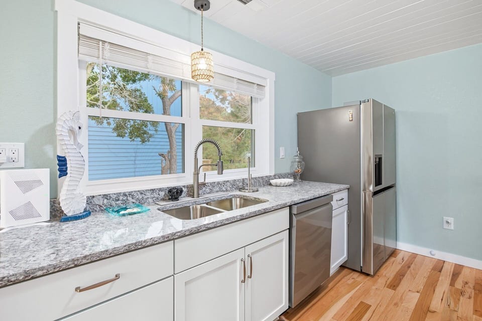 Kitchen: Gourmet kitchen with granite countertops, stainless steel appliances, and a commercial-grade vented hood.