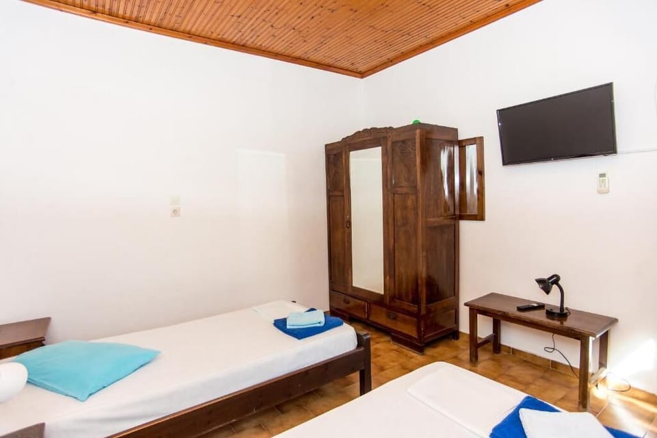 Twin Room, view with wardrobe & TV