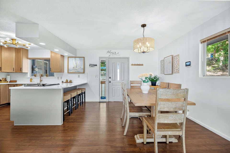 House, Multiple Beds, Hot Tub (Lake Home Oasis) | Dining