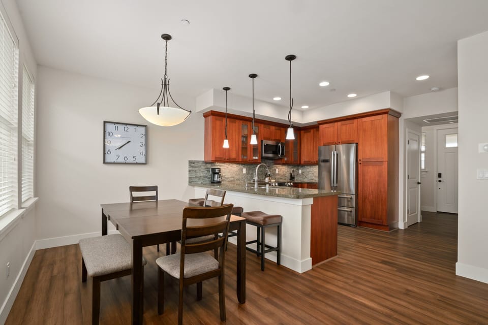 Condo, 2 Bedrooms | Dining