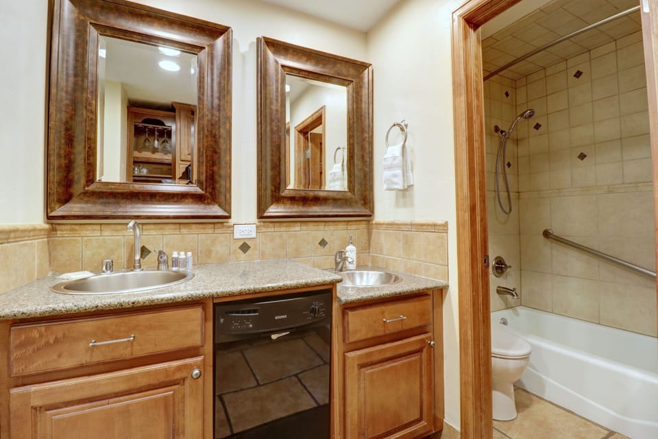 Studio | Bathroom | Towels, shampoo