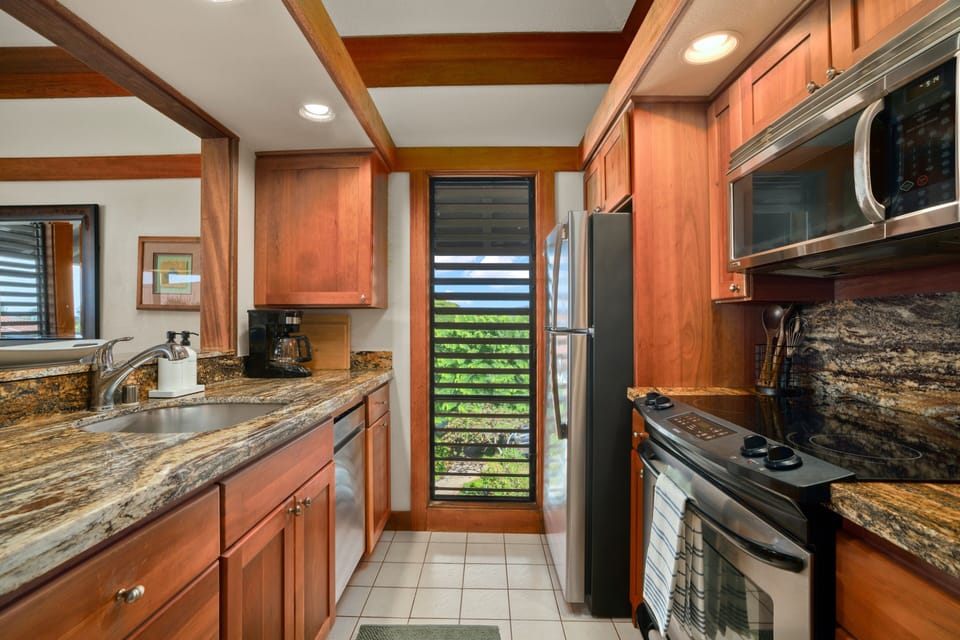 Condo, 1 Bedroom | Private kitchen | Fridge, oven, coffee/tea maker, toaster