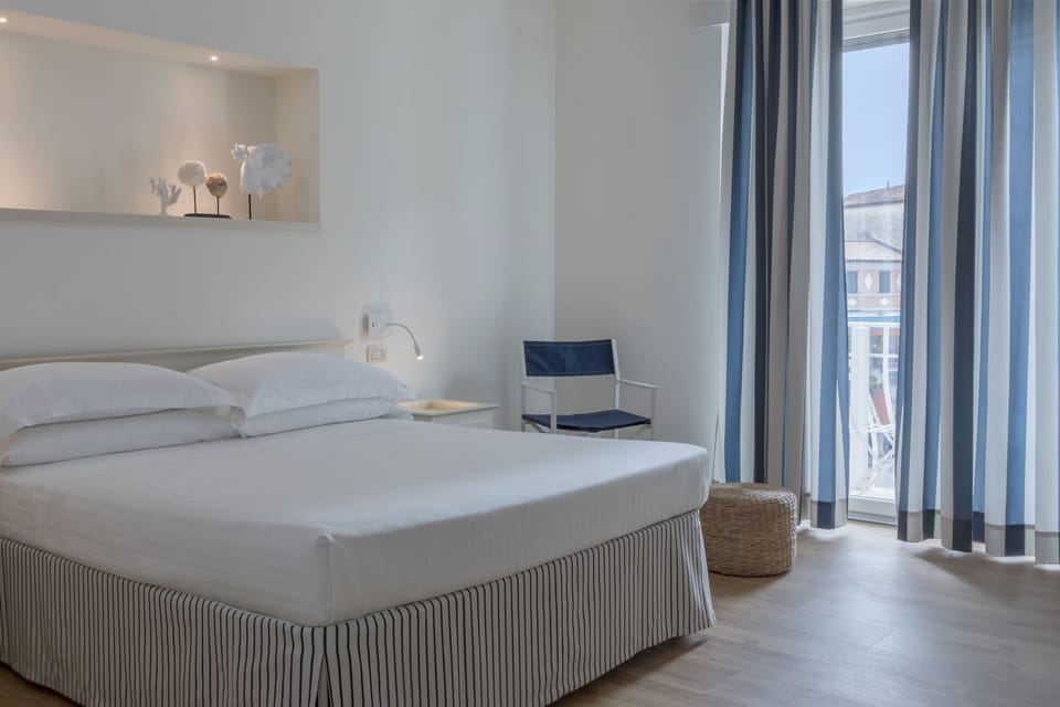 Deluxe Double Room | Down comforters, minibar, in-room safe, desk