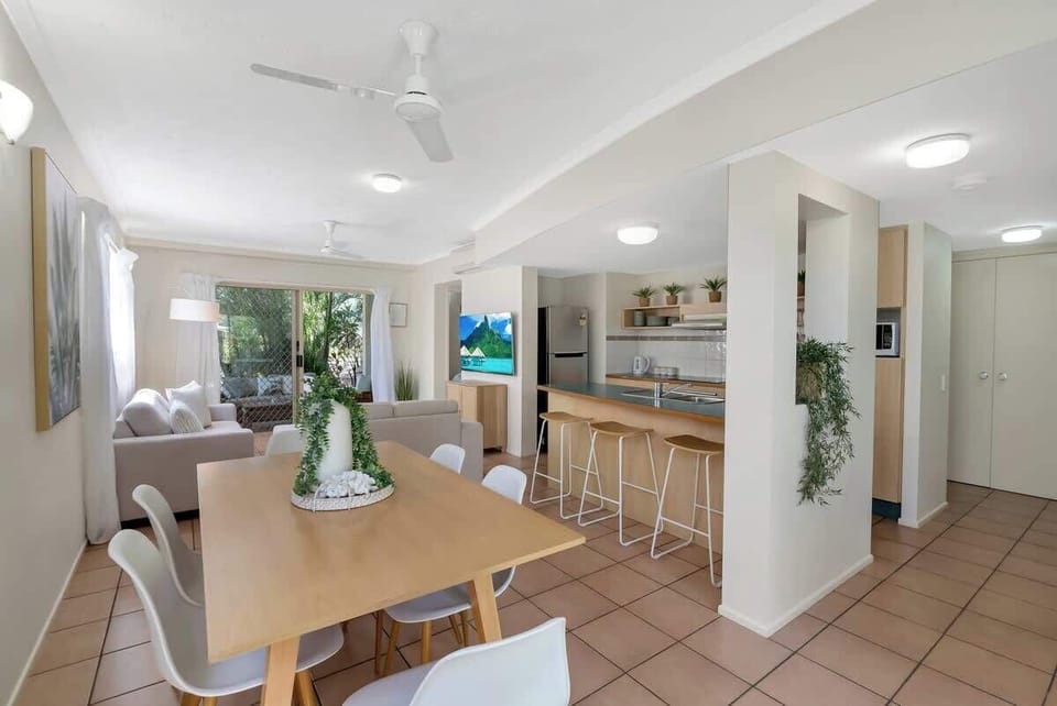 Come together for a meal at home at the six-person dining table, or enjoy casual meals at the breakfast bar.
