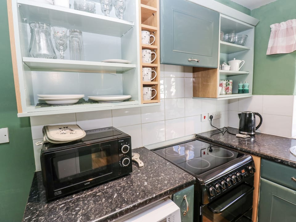 Cookware/dishes/utensils