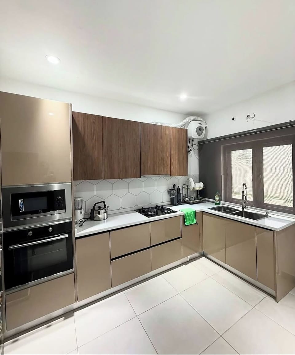 Deluxe Apartment, Balcony, City View | Private kitchen | Fridge, microwave, oven, stovetop