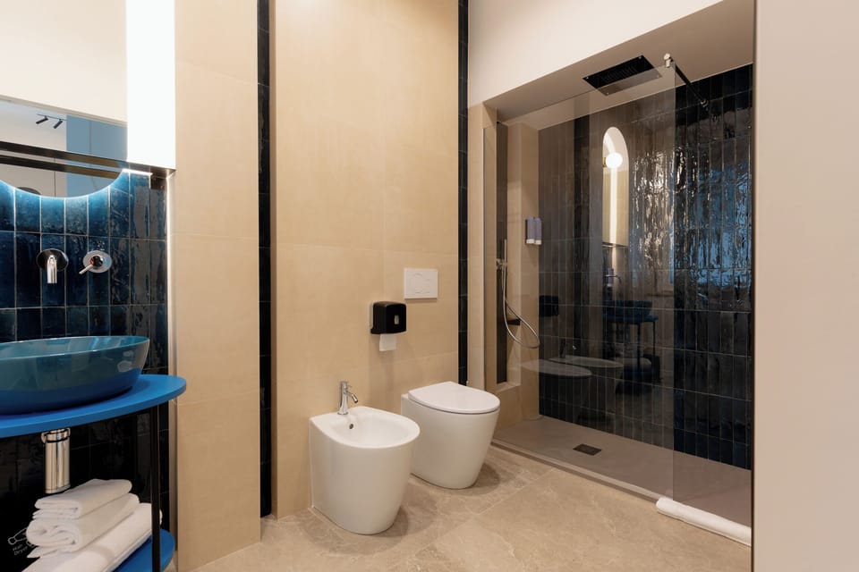 Executive Room | Bathroom | Shower, hair dryer, bidet, towels