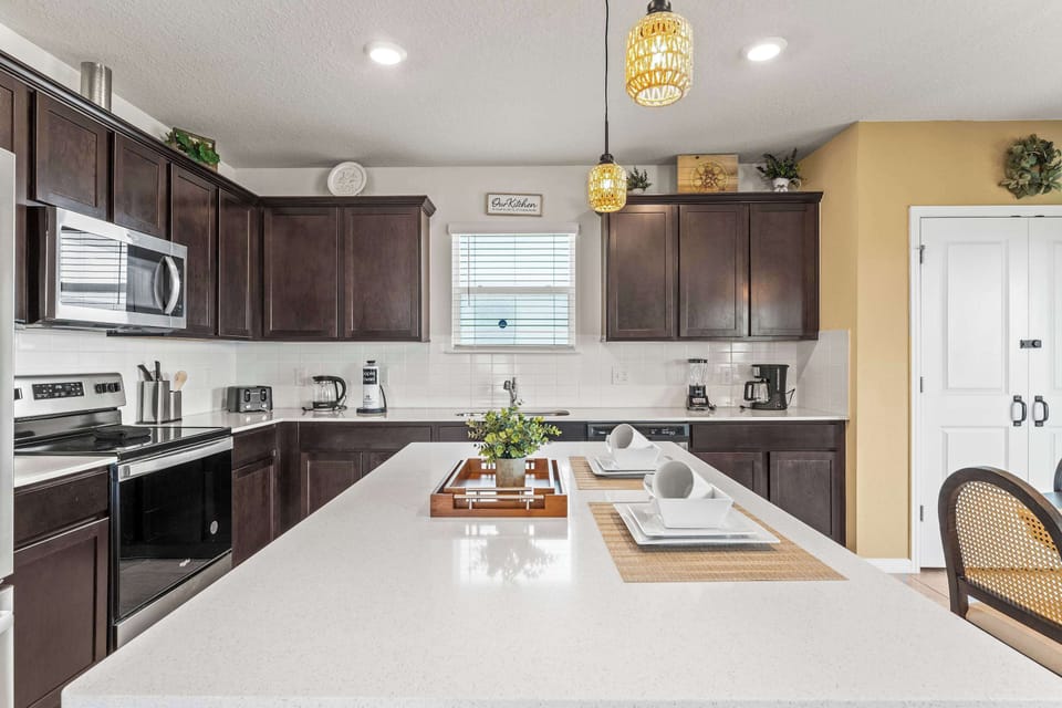 House, Multiple Beds, Patio, Garden View (Happy Daze) | Private kitchen | Fridge, microwave, oven, stovetop
