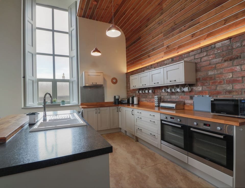 Fridge, dishwasher, toaster, cookware/dishes/utensils