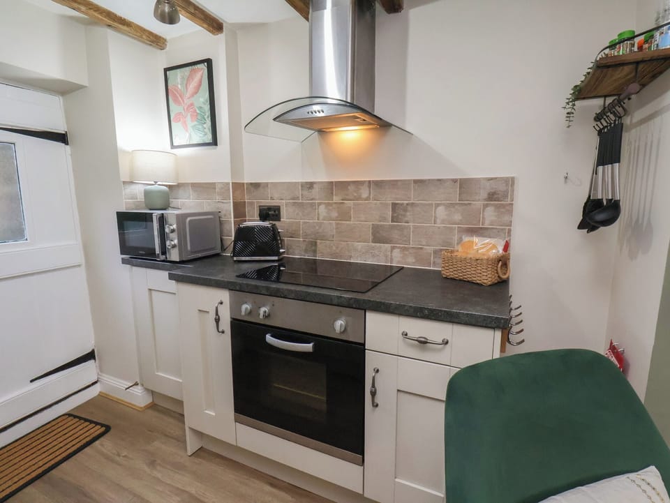 Cottage | Private kitchen | Fridge, microwave, toaster, cookware/dishes/utensils