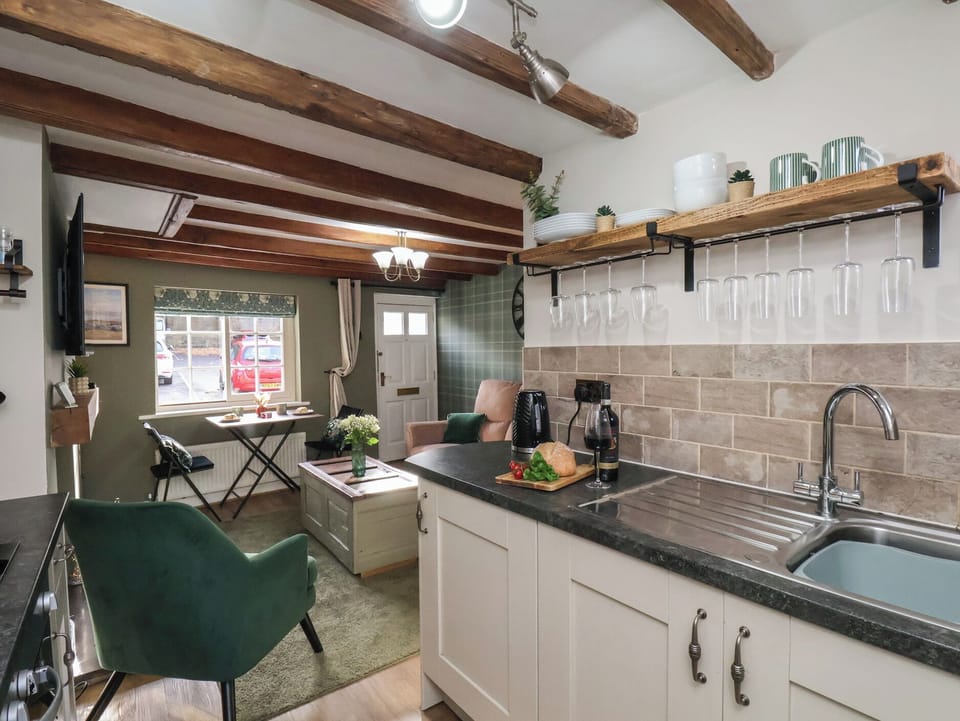 Cottage | Private kitchen | Fridge, microwave, toaster, cookware/dishes/utensils