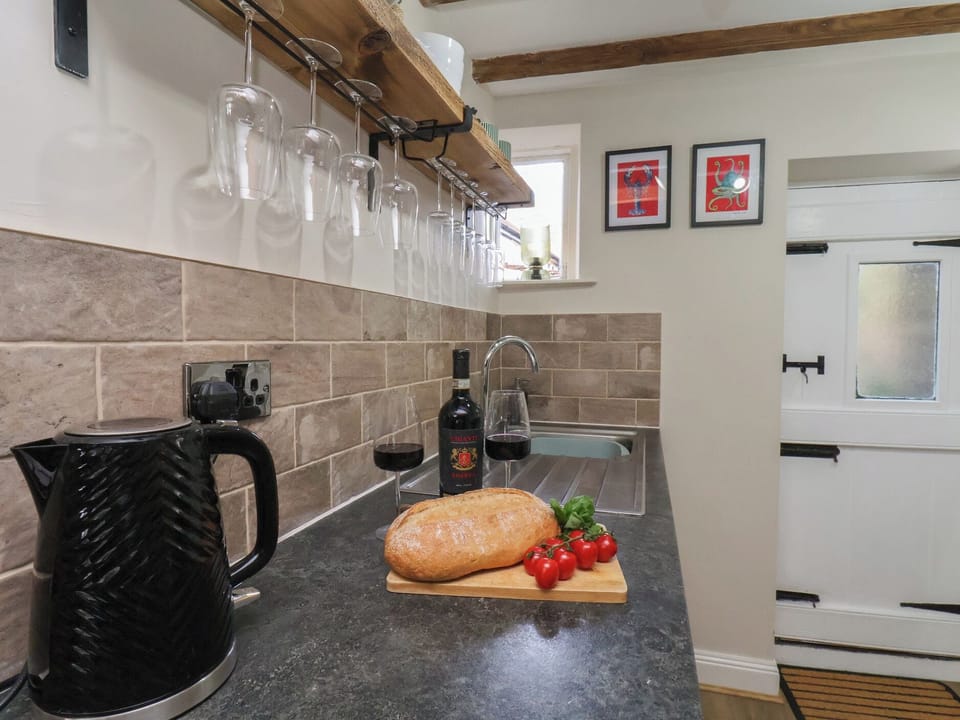 Cottage | Private kitchen | Fridge, microwave, toaster, cookware/dishes/utensils