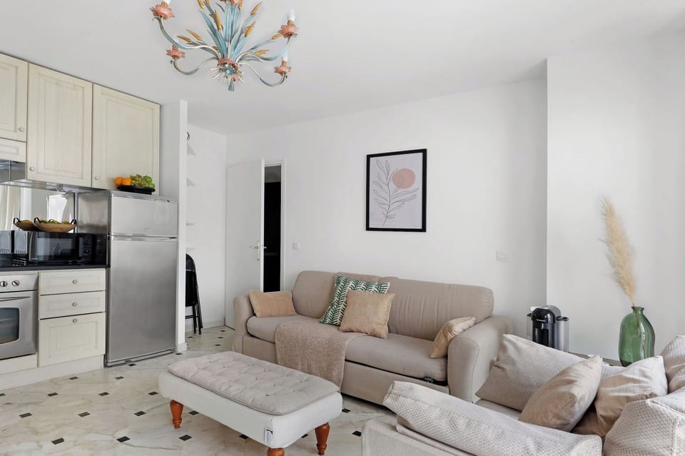 City Apartment, 2 Bedrooms, Non Smoking | Living area | 40-inch Smart TV with satellite channels