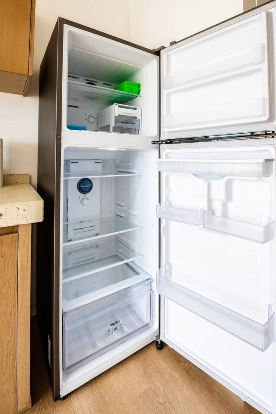 ❄️ Spacious fridge ready for your groceries