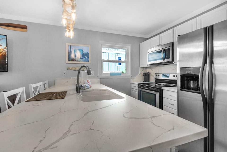 House, 1 King Bed with Sofa bed (Mardi's Cozy Townhouse) | Private kitchen | Oven, toaster, spices, reusable coffee/tea filters