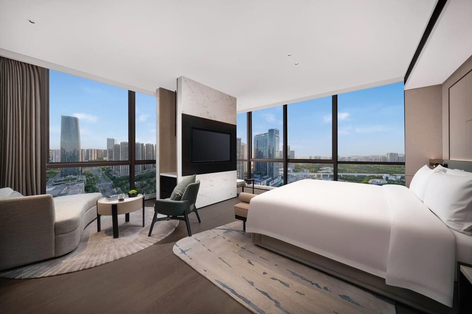 Executive Suite, 1 King Bed | Down comforters, free minibar, iron/ironing board