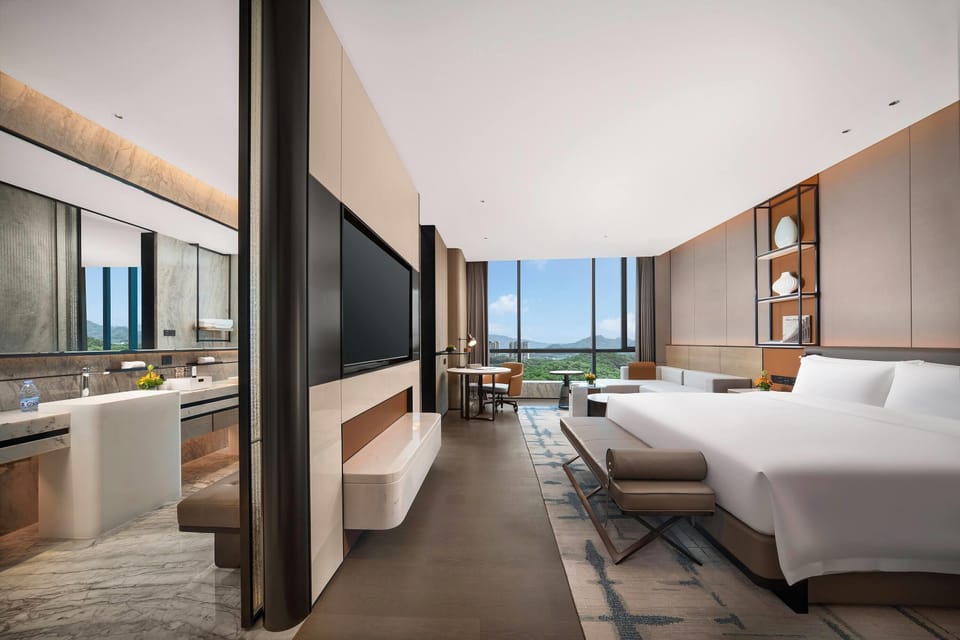 Deluxe Room, 1 King Bed | Down comforters, free minibar, iron/ironing board