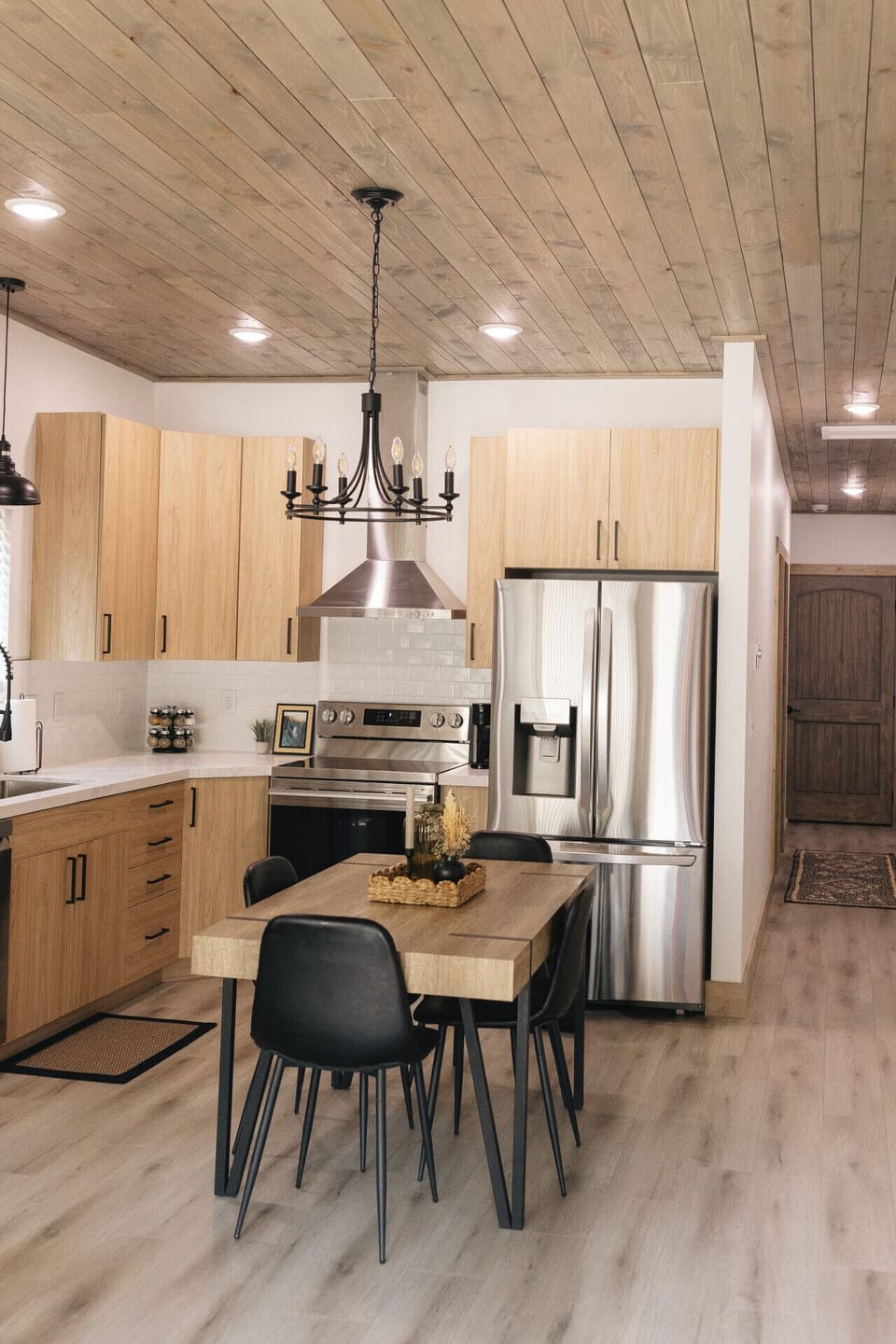 Full kitchen & dining table