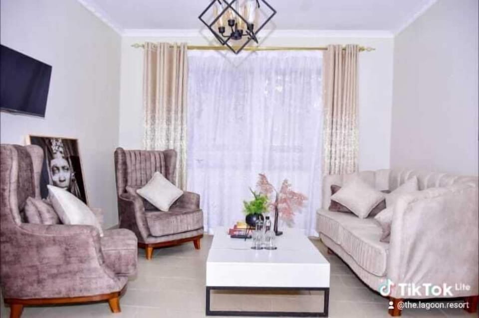 Superior Suite, Balcony, Garden View | Living area