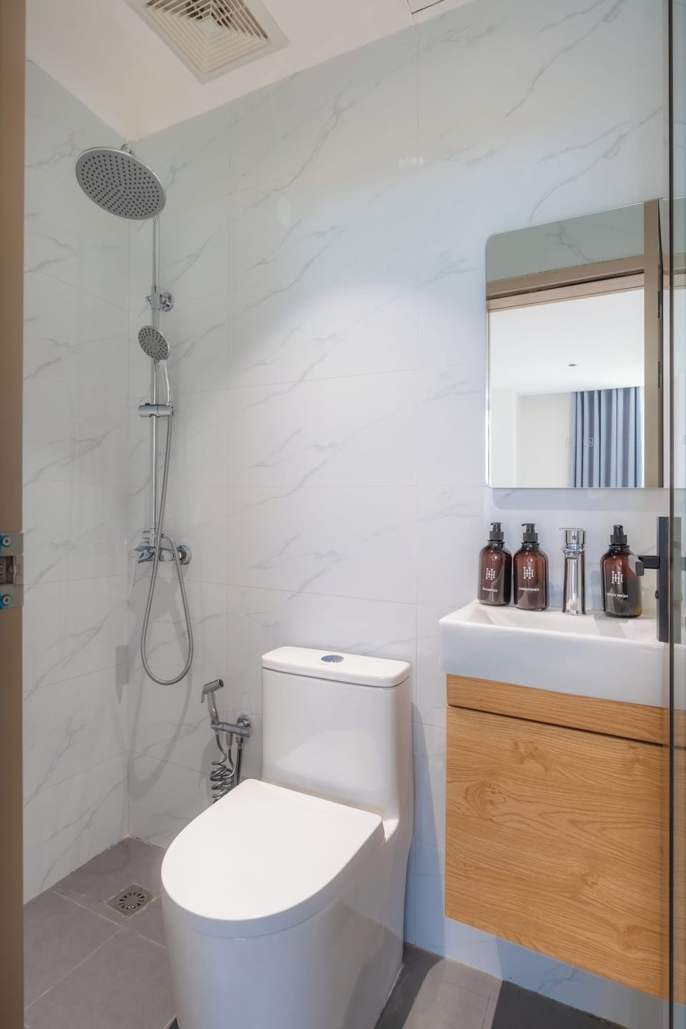 Standard Room, City View | Bathroom | Shower, rainfall showerhead, bidet, towels