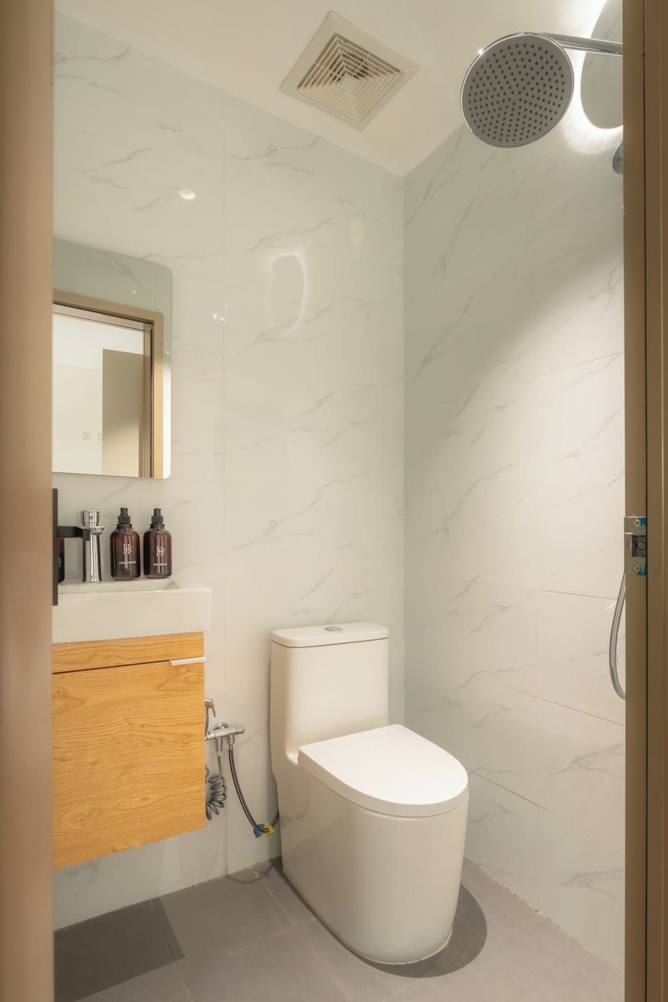 Single Room, City View | Bathroom | Shower, rainfall showerhead, bidet, towels