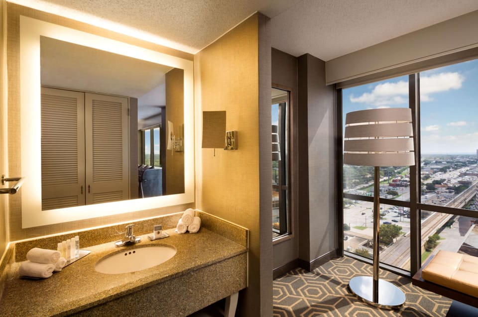 Junior Suite, 1 King Bed | Bathroom | Eco-friendly toiletries, hair dryer, towels