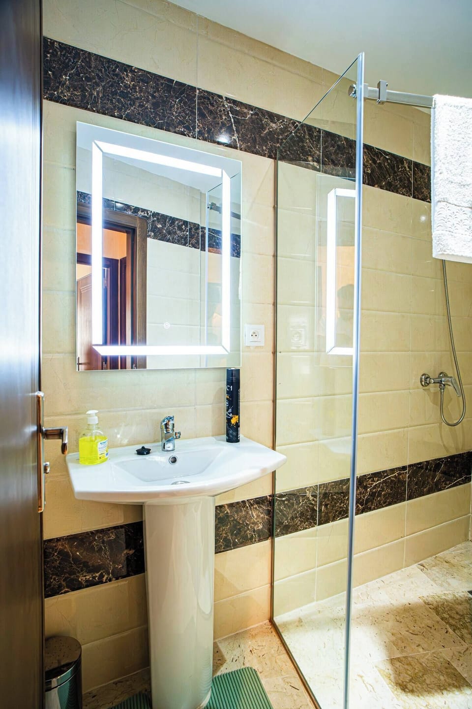 Guests bathroom.