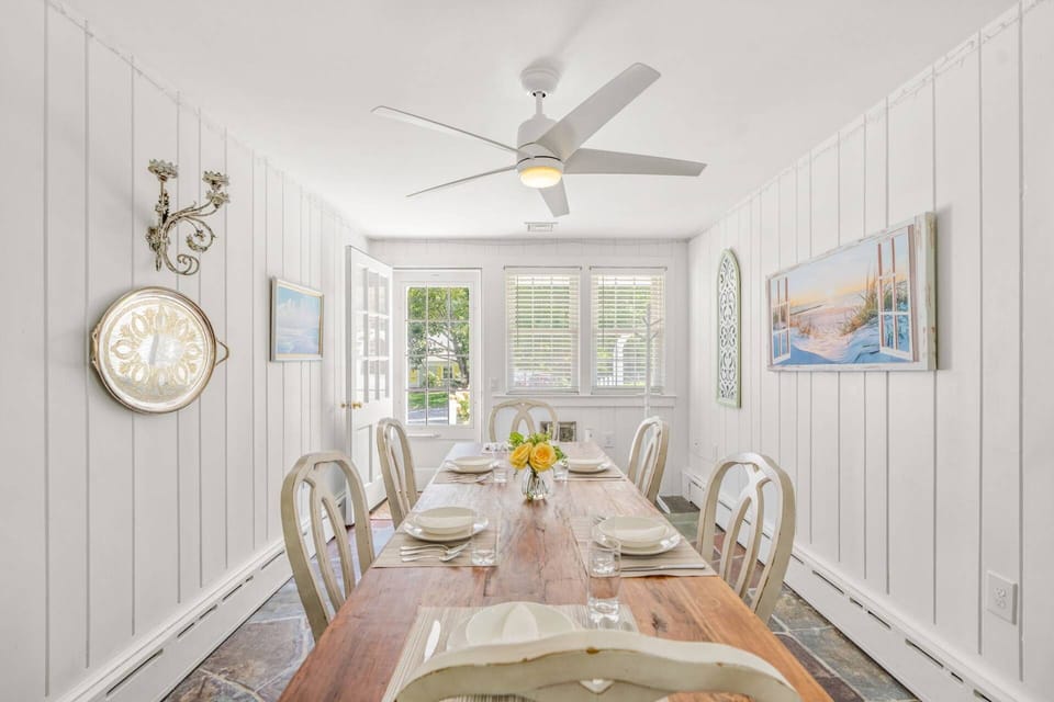 Dining room with ceiling fan