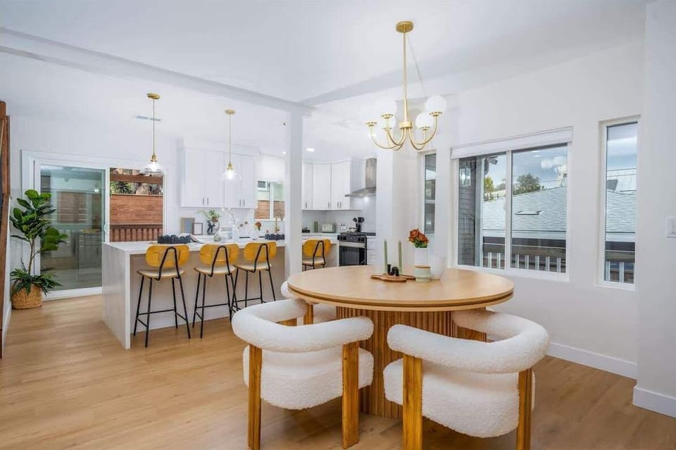 Gorgeous 6 seat dining table with beautiful robust seating. Additional 4 bar sets. Huge granite space for sharing or cooking. Great park social vibe, meets chic relaxation. This is a great place for cooking lovers! 
