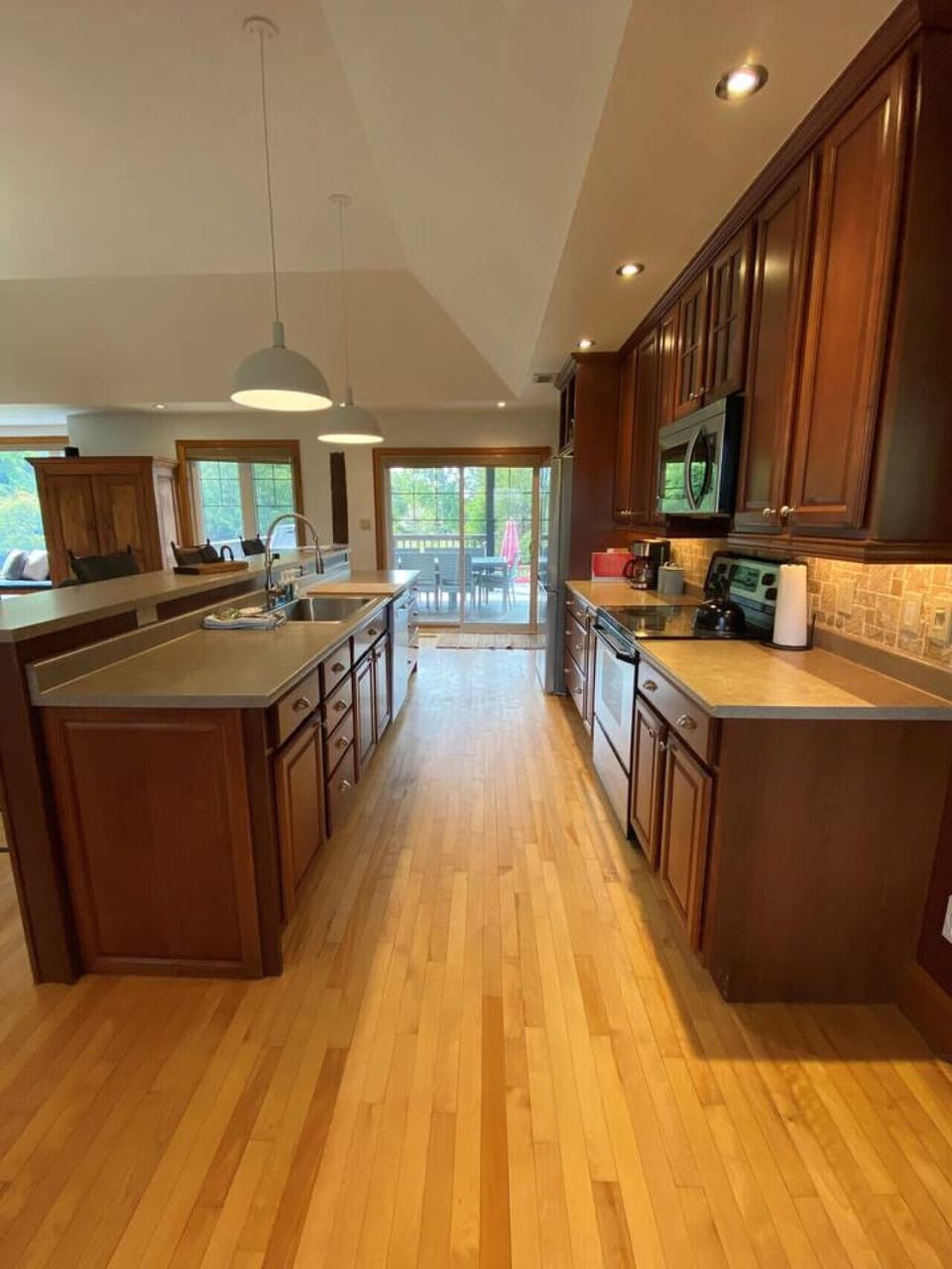 Fully equipped kitchen with stainless steel appliances, breakfast counter, drip coffee maker, dishwasher and everything else you`ll need to cook up your favorites!