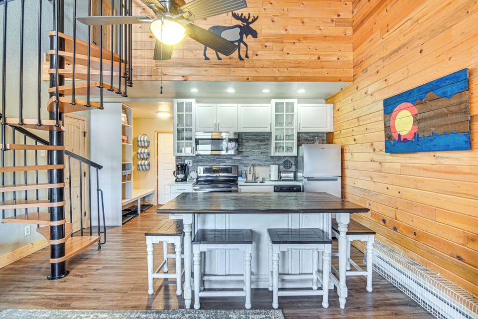 Deluxe Condo, Mountain View | Private kitchen | Toaster