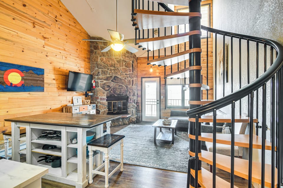 Deluxe Condo, Mountain View | Living room | Fireplace