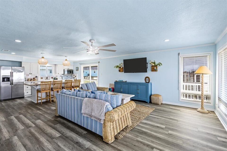 Enter to a fresh coastal home. 