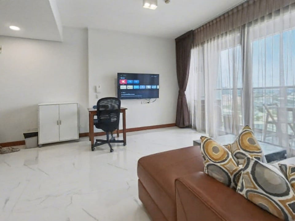 Condo, 1 Bedroom, Accessible, Smoking | Living room | Books