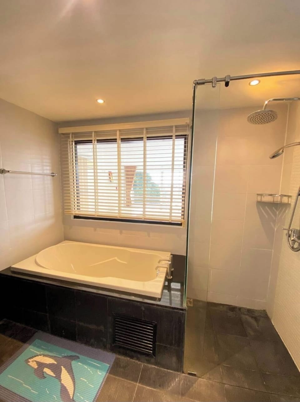 Bayshore 2 Bedroom Spacious Seaview Apartment (6641)