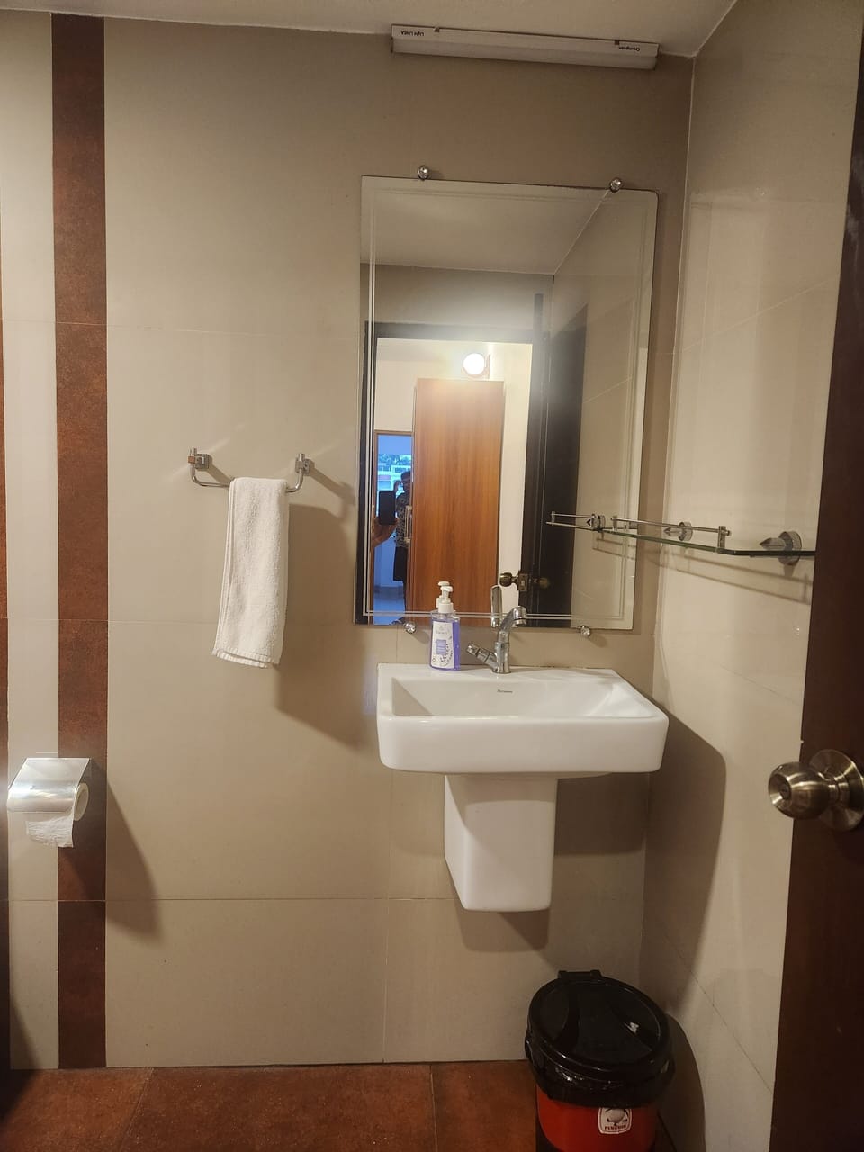 Deluxe Double Room | Bathroom | Shower, hair dryer, slippers, towels