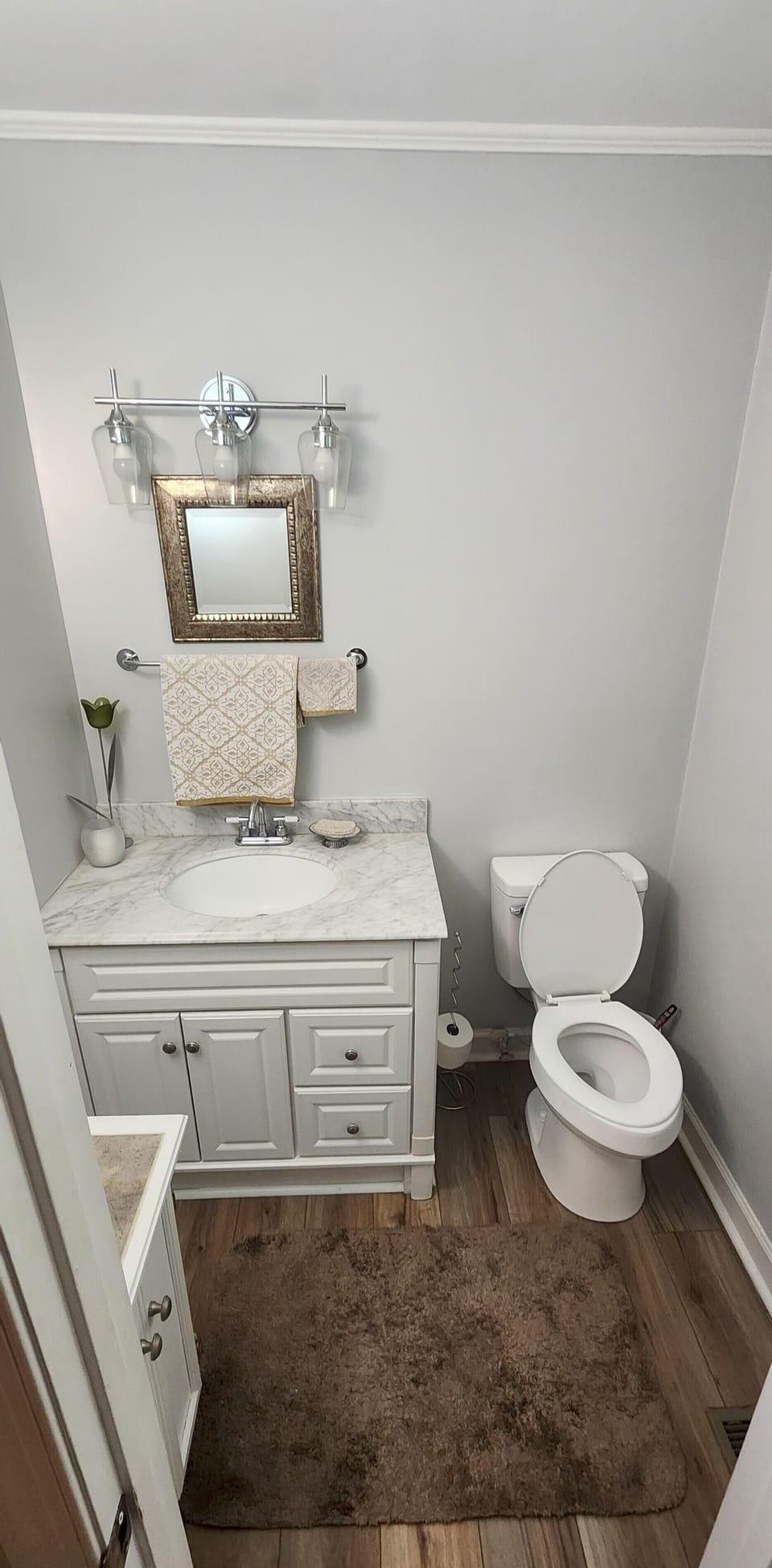 half bath, 2nd bedroom with adjustable Queen-size bed.