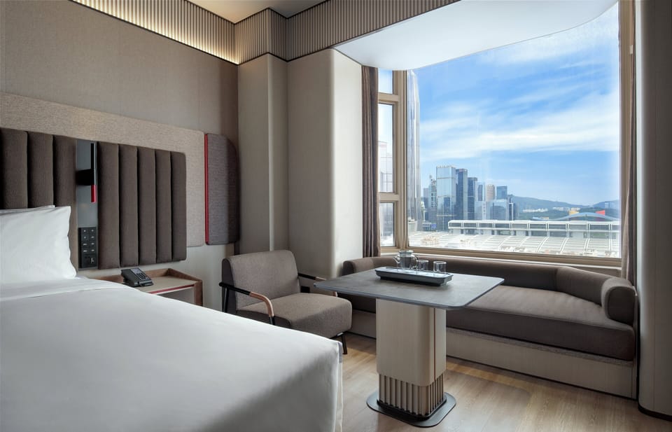 Business Room, 1 Queen Bed, Housekeeping, City View | Hypo-allergenic bedding, down comforters, free minibar, desk
