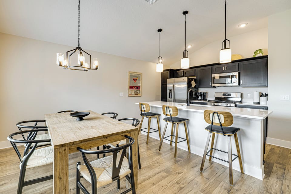 Kitchen | Dining Table | Free WiFi | Central Air Conditioning/Heat