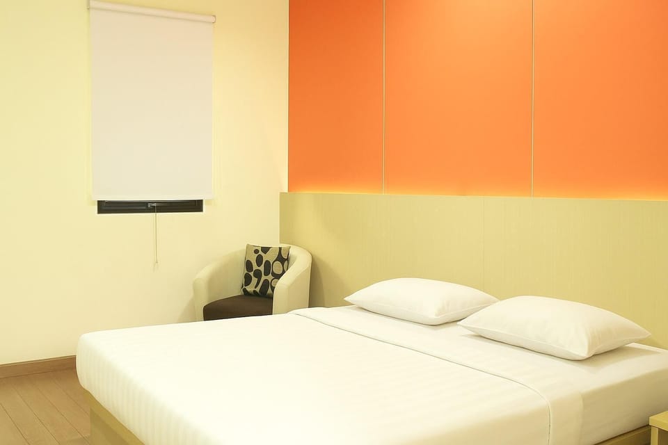 Deluxe Studio | Desk, laptop workspace, free WiFi