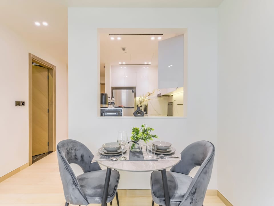 Apartment, Balcony, City View | In-room dining