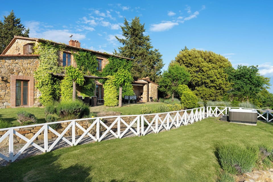 Building Exterior, Garden, Hot Tub